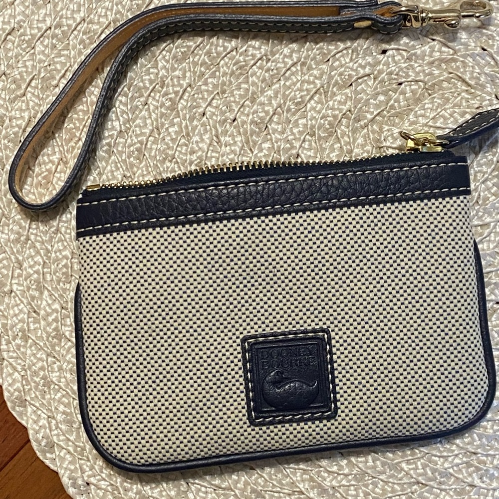 NWOT Dooney & Bourke  wristlet - Picture 11 of 11
